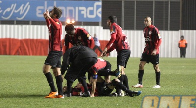 מתי אברהם חוגג עם שחקני הפועל ירושלים (גיא בן זיו)