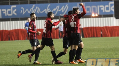 מתי אברהם חוגג עם שחקני הפועל ירושלים (גיא בן זיו)