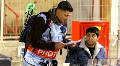 הצלם מקריא את ההרכבים (שי לוי)