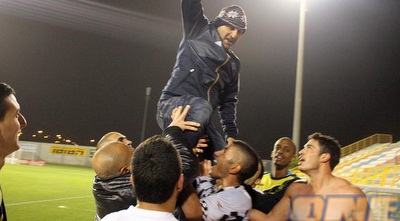 שחקני בית&qout;ר כפ&qout;ס חוגגים את העליה לשמינית גמר הגביע. עוד הישג לקבוצה (משה חרמון)