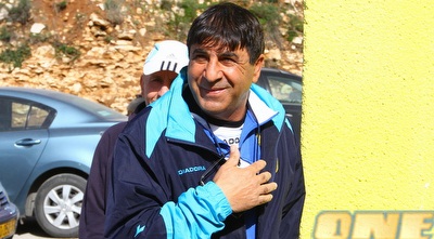 חנן אזולאי מחויך באימון בית&qout;ר (שי לוי) חנן אזולאי מחויך באימון בית&qout;ר (שי לוי)