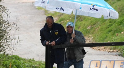 מאיר הרוש ואחיו שלום עליכם מסתתרים מהגשם (גיא בן זיו) מאיר הרוש ואחיו שלום עליכם מסתתרים מהגשם (גיא בן זיו)