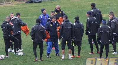 חנן אזולאי מדריך את שחקני בית&qout;ר באימון (גיא בן זיו) חנן אזולאי מדריך את שחקני בית&qout;ר באימון (גיא בן זיו)