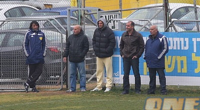 איציק קורנפיין מפגין נוכחות בבית וגן (גיא בן זיו) איציק קורנפיין מפגין נוכחות בבית וגן (גיא בן זיו)