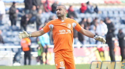 אזברגה. לא הצליח להושיע אחרי שגרם לפנדל וספג צהוב (גיא בן זיו) אזברגה. לא הצליח להושיע אחרי שגרם לפנדל וספג צהוב (גיא בן זיו)