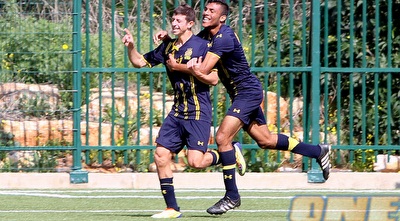 מכבי ת&qout;א חוגגת שער עם דור ז´אן (יניב גונן)