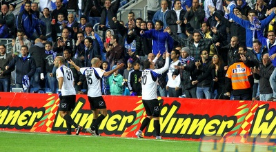 גיא צרפתי חוגג עם האוהדים (שי לוי)