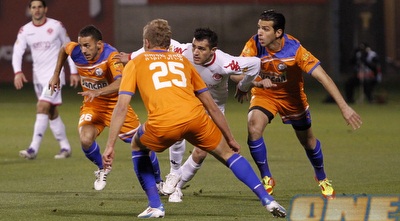 שחקני ראשל&qout;צ מקיפים את מהראן ללה (יוסי ציפקיס)