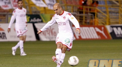 שי אבוטבול מגביה כדור (יוסי ציפקיס)