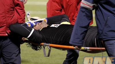 אוהד כהן מפונה מהמגרש (יוסי ציפקיס)