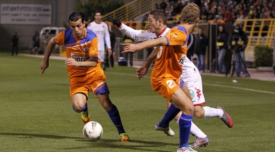 אלרואי כהן מנסה לעבור את קובי מוסא (יוסי ציפקיס)