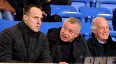 ז´וטאוטאס, צביקה רוזן ודרור קשטן ביציע. בורסת השמות נמשכת (משה חרמון) ז´וטאוטאס, צביקה רוזן ודרור קשטן ביציע. בורסת השמות נמשכת (משה חרמון)