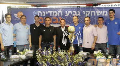 המאמנים והשחקנים עם הגביע (יוסי ציפקיס)