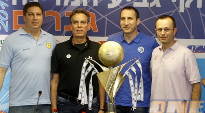 שמיר, בלאט, בירנבוים ואשכנזי עם הגביע (יוסי ציפקיס)