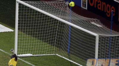 הכדור טס מעל השער של מוואנה (רויטרס)