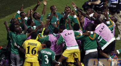 נבחרת זמביה חוגגת זכייה באליפות אפריקה (רויטרס)