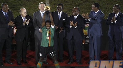 קטונגו מניף את הגביע (רויטרס)