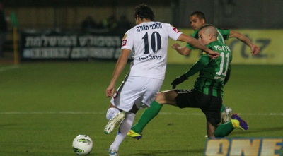 עידן ורד יורד לתיקול מול צ´ראביץ´ (עמית מצפה)