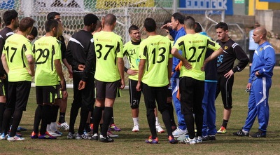 אלי כהן והשחקנים באימון הבכורה (גיא בן זיו)