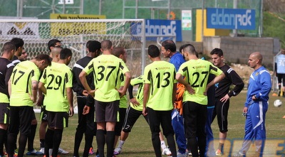 אלי כהן והשחקנים באימון הבכורה (גיא בן זיו)