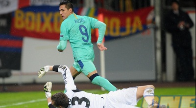 אלכסיס סאנצ´ס לא סופר את השוער בדרך לשער השני (GettyImages)