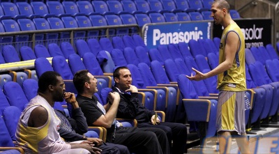 טל בורשטיין מדבר עם בלאט וגודס (יוסי ציפקיס)