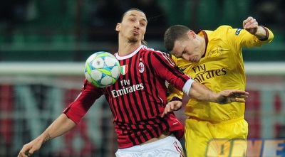 זלאטן נאבק עם ורמאלן. החלוץ הטוב בעולם (GettyImages) זלאטן נאבק עם ורמאלן. החלוץ הטוב בעולם (GettyImages)