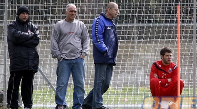 אושרי רואש יושב בצד במהלך האימון (יוסי ציפקיס) אושרי רואש יושב בצד במהלך האימון (יוסי ציפקיס)