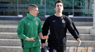 עידן ורד עם אריק בנאדו. הקשר יחזור לפציעה (יוסי ציפקיס)