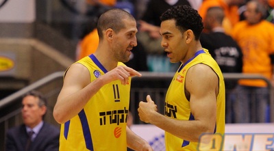 טל בורשטיין עם דייויד בלו. הגביע מגיע לקפטן (שי לוי) טל בורשטיין עם דייויד בלו. הגביע מגיע לקפטן (שי לוי)