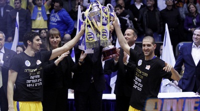 טל בורשטיין עם הגביע. עוד ישבור את השיא של מיקי ברקוביץ&acute; (יוסי ציפקיס)