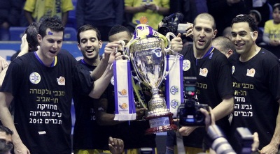 טל בורשטיין, פניני, בלו והחברים עם הגביע (יוסי ציפקיס)