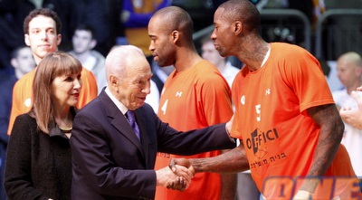 שמעון פרס לוחץ את ידו של באומן. היה נהנה ממשחק יותר מותח (יוסי ציפקיס)