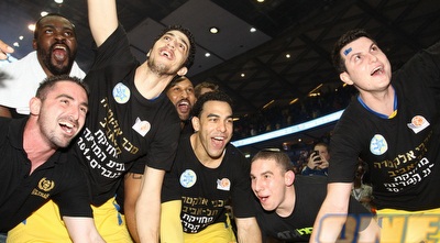 פניני, בלו ואליהו עם הגביע (שי לוי)