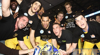 פניני, בלו ואליהו עם הגביע (שי לוי)