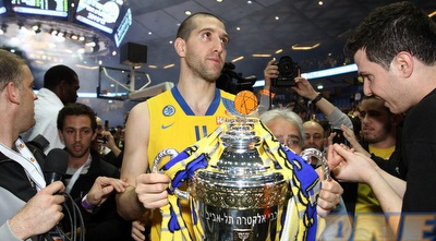 בורשטיין עם הגביע (שי לוי)