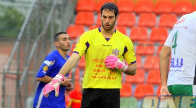 גד עמוס והכפפות הורודות. זה בסדר, אין מה להתבייש (יניב גונן)