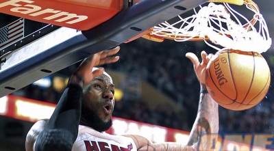 לברון מטביע במהלך המשחק. הקהל לא התרגש (רויטרס) לברון מטביע במהלך המשחק. הקהל לא התרגש (רויטרס)