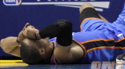 ראסל ווסטברוק על הפרקט. כואב לו, יכאב גם לקבוצה? (רויטרס) ראסל ווסטברוק על הפרקט. כואב לו, יכאב גם לקבוצה? (רויטרס)