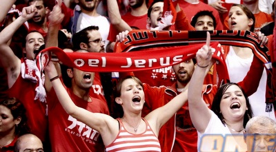 אוהדי הפועל ירושלים. &qout;הפכנו לקהל חסר קבוצה&qout; (יוסי ציפקיס) אוהדי הפועל ירושלים. &qout;הפכנו לקהל חסר קבוצה&qout; (יוסי ציפקיס)