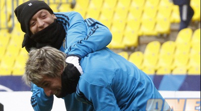 מסוט אוזיל ופאביו קואנטראו משתעשעים בשלג (רויטרס)