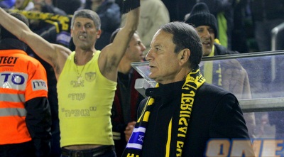 אלי כהן עם צעיף בית&qout;ר, עוזי גופיה ברקע (יניב גונן)