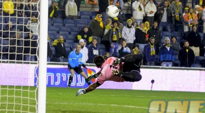 אריאל הרוש מתעופף לבעיטה של עטר (יניב גונן)