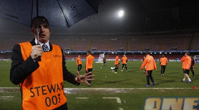 שחקני צ´לסי בגשם (רויטרס)