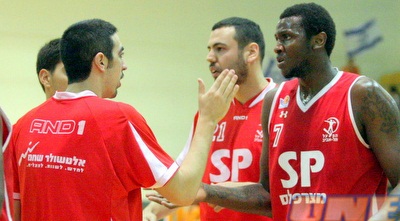 שחקני הפועל תל אביב. בין ארבע האחרונות (משה חרמון)