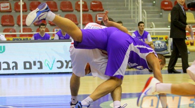 אקרובטיקה בגן נר (יניב גונן) אקרובטיקה בגן נר (יניב גונן)