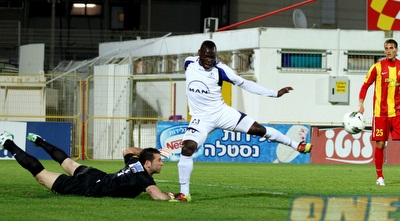 מרציאנו מציל לפני שוואסי מגיע לכדור (שי לוי)