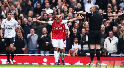 תיאו וולקוט בא בטענות למייק דין (GettyImages)
