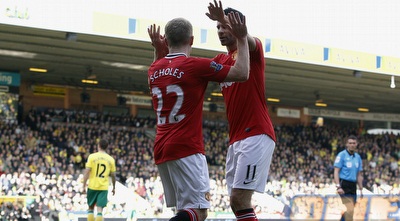 ראיין גיגס ופול סקולס חוגגים את הניצחון (רויטרס)