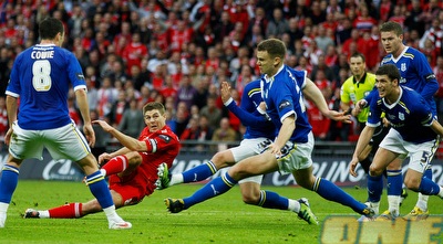 ג´רארד בועט בסיבוב (GettyImages)